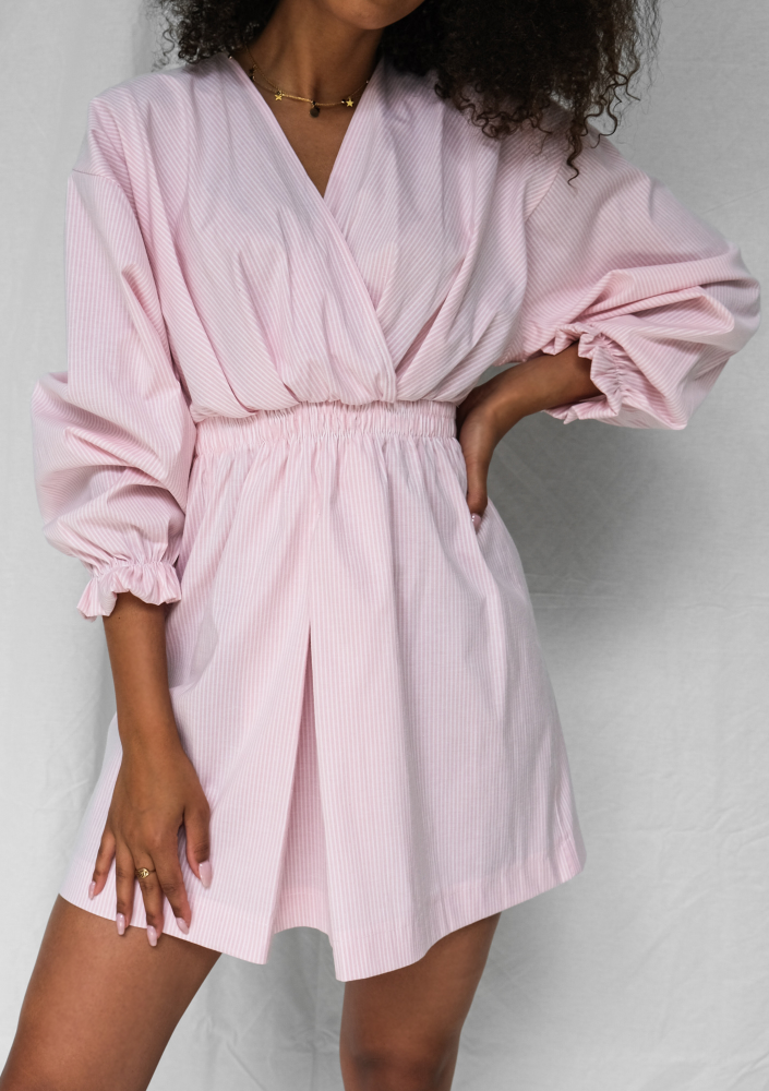 Kopertowa sukienka z popeliny w paski pudrowa