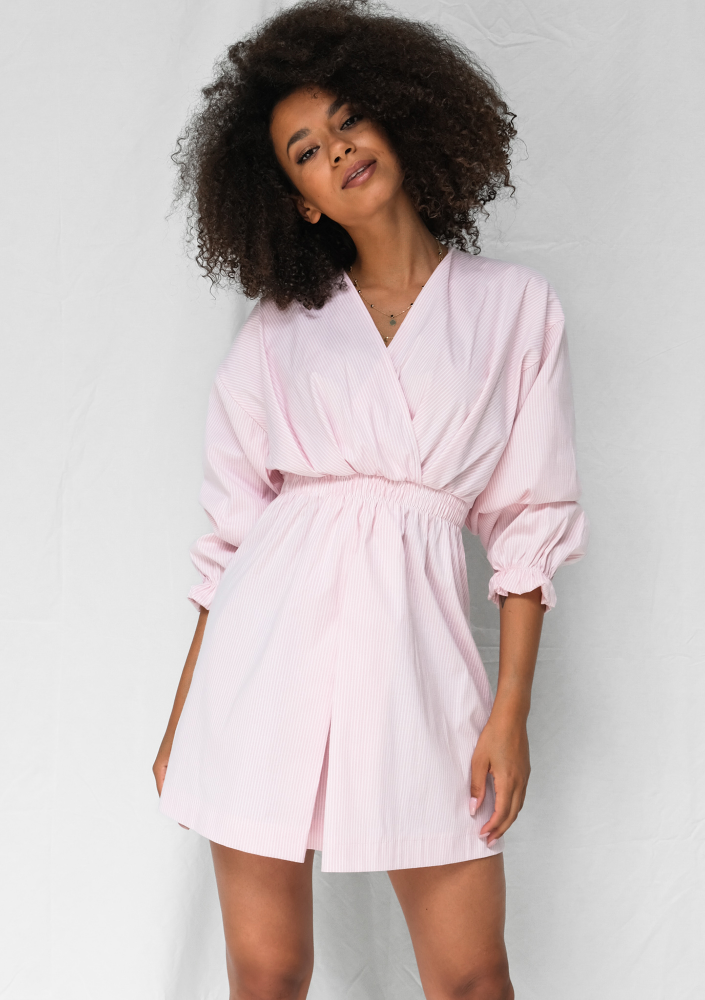 Kopertowa sukienka z popeliny w paski pudrowa