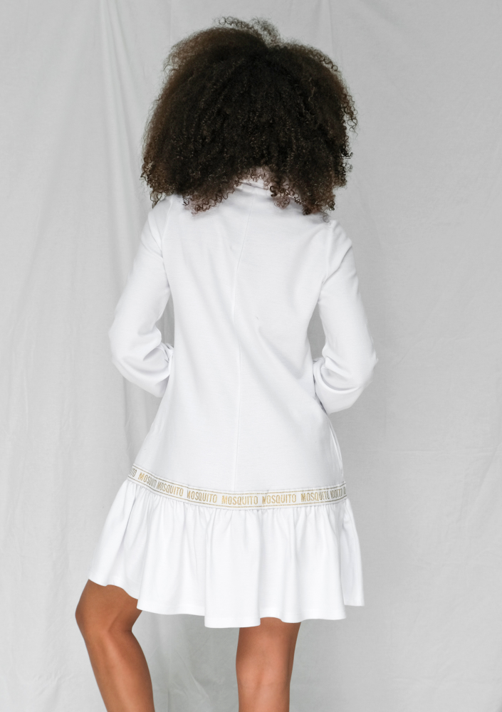 Sukienka w sportowym stylu z kołnierzykiem biała ILM