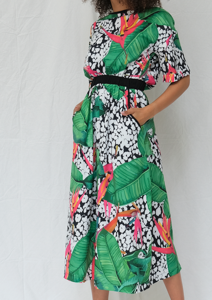 Sukienka midi w egzotyczny print
