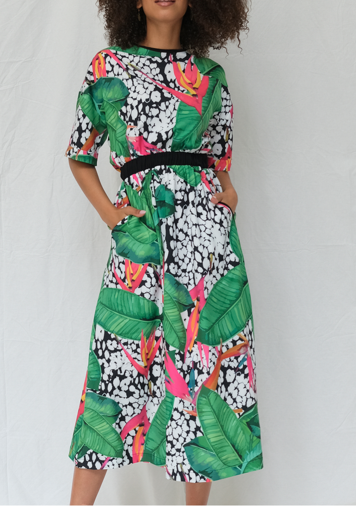 Sukienka midi w egzotyczny print