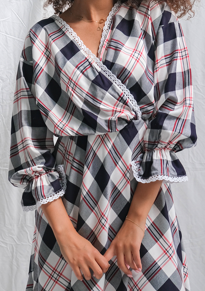 Sukienka w kratę z koronką granatowa