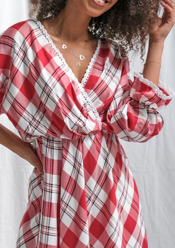 Sukienka w kratę z koronką czerwona