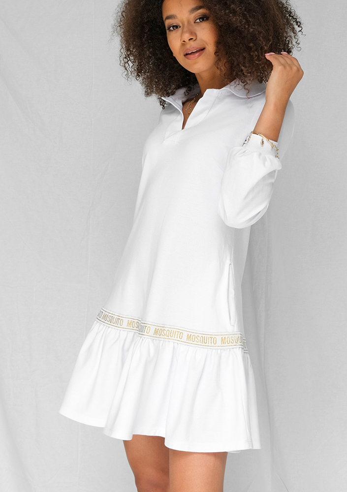 Sukienka w sportowym stylu z kołnierzykiem biała ILM