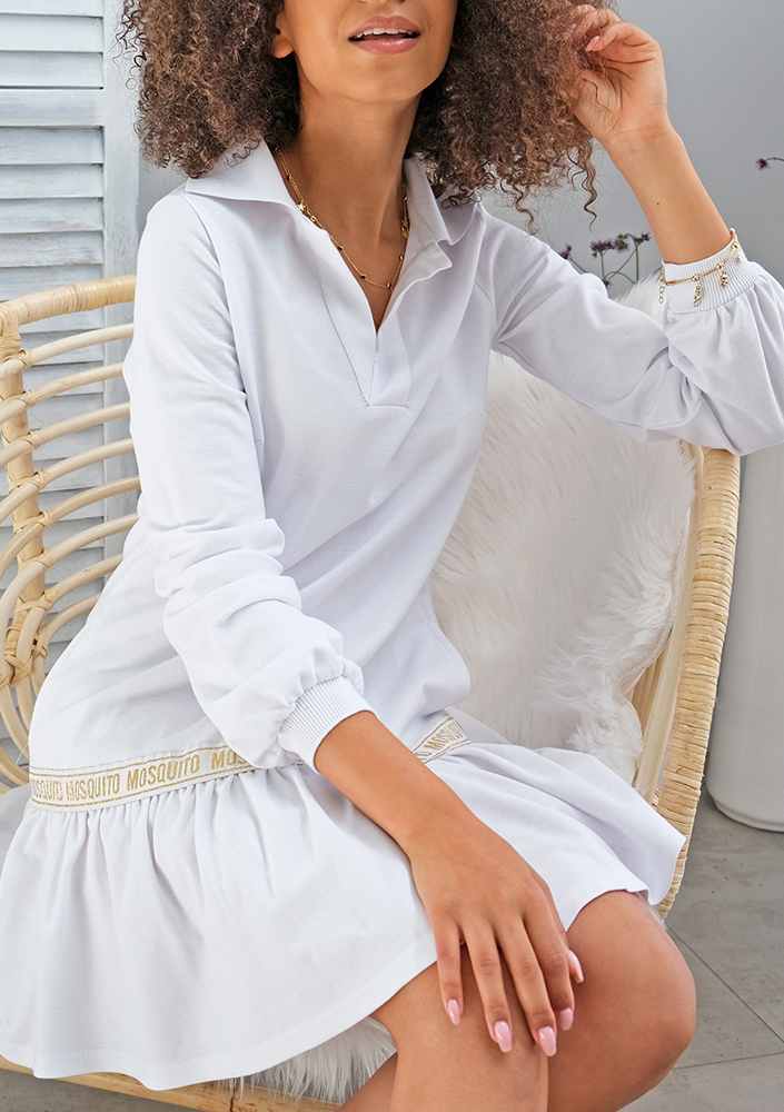 Sukienka w sportowym stylu z kołnierzykiem biała ILM