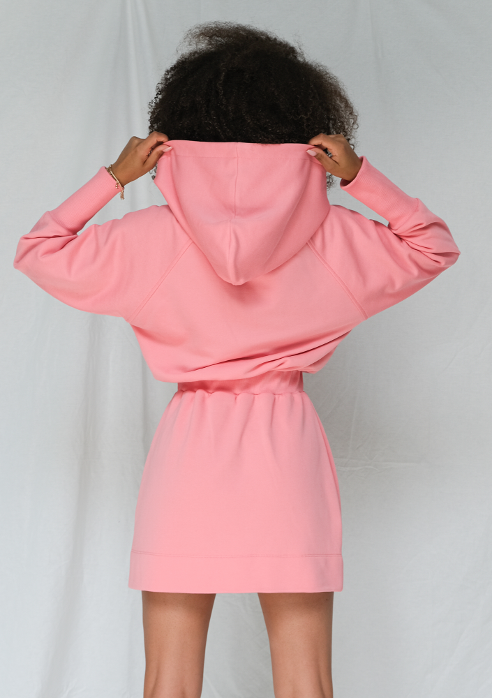 Sukienka w sportowym stylu z kapturem koralowy róż ILM