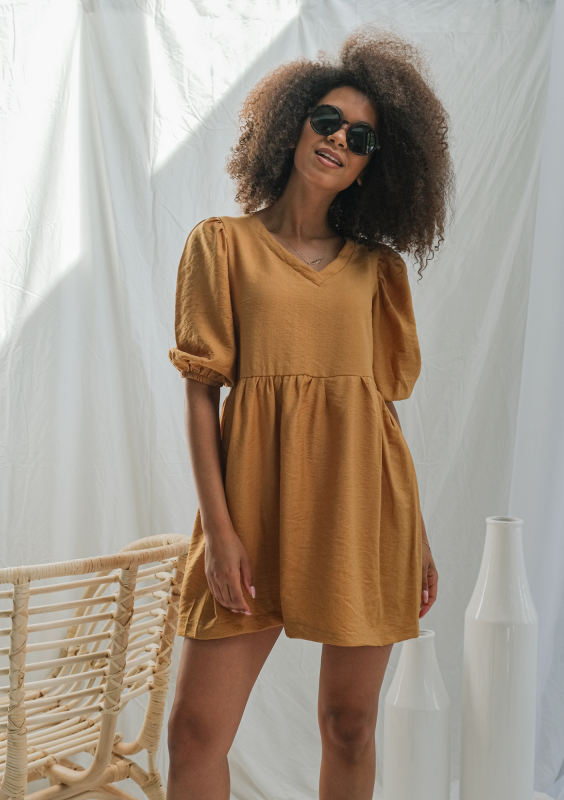 Sukienka z kreskowanej tkaniny Musztardowa