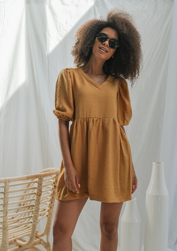 Sukienka z kreskowanej tkaniny Musztardowa