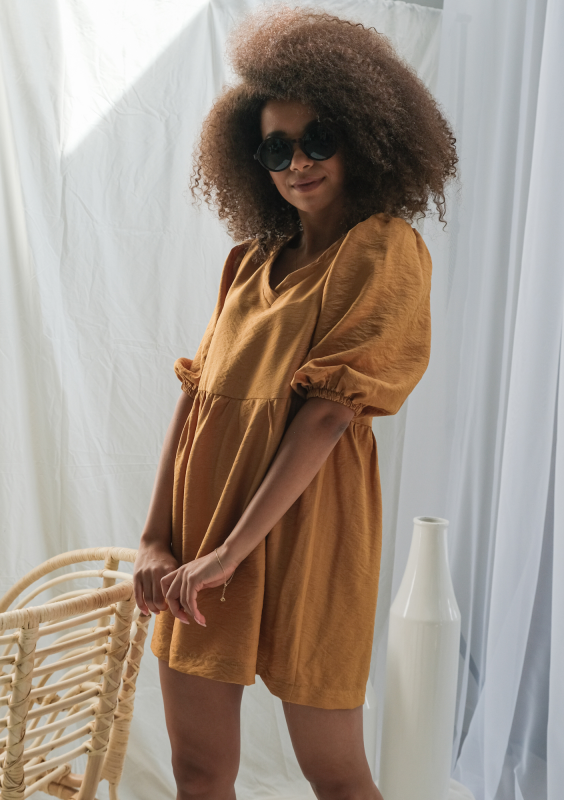 Sukienka z kreszowanej tkaniny Musztardowa