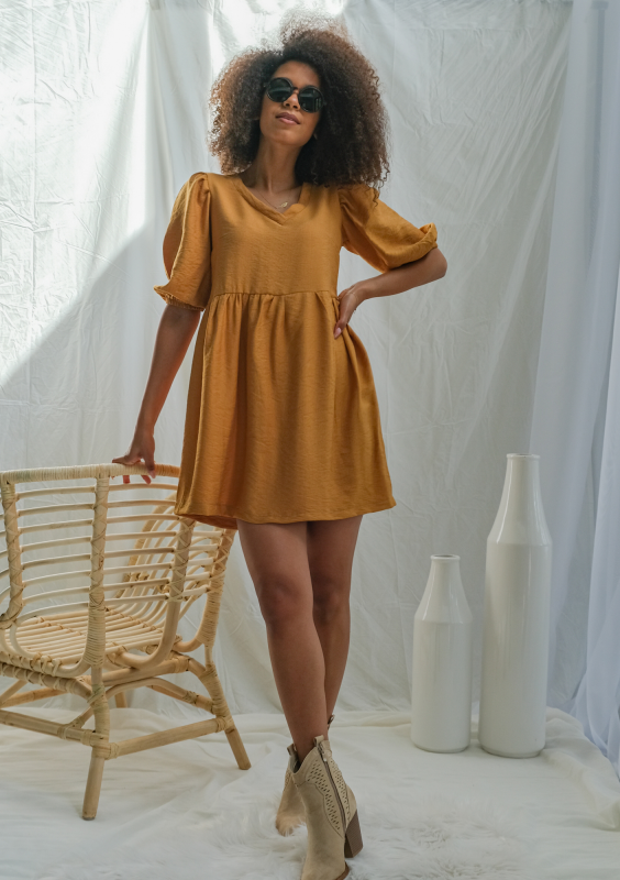 Sukienka z kreszowanej tkaniny Musztardowa