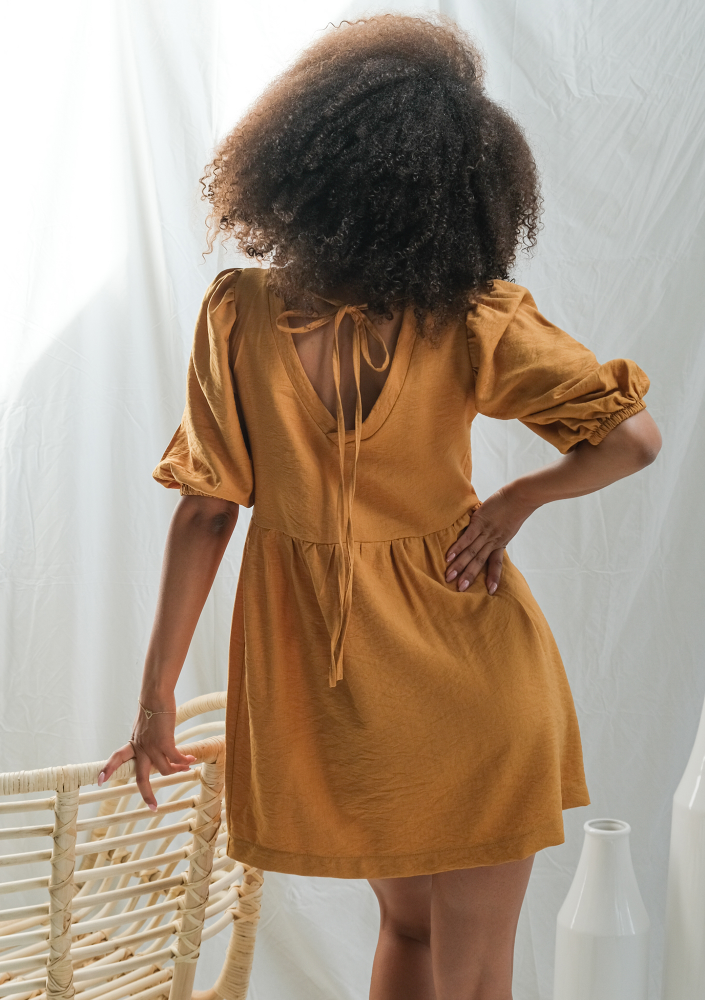 Sukienka z kreskowanej tkaniny Musztardowa