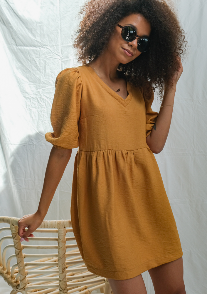 Sukienka z kreskowanej tkaniny Musztardowa