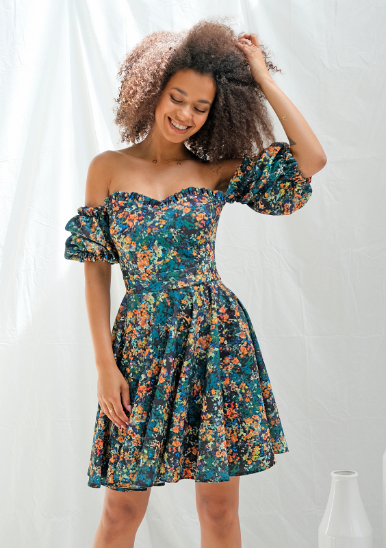 Rozkloszowana sukienka z gorsetową górą