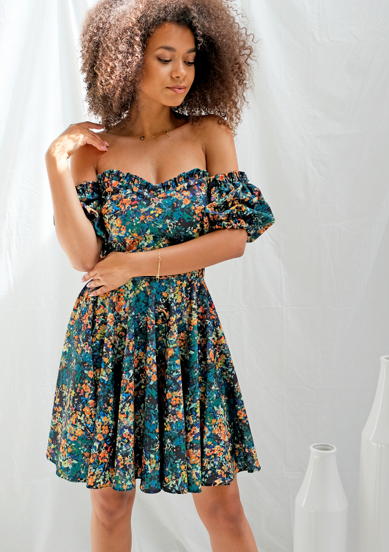 Rozkloszowana sukienka z gorsetową górą