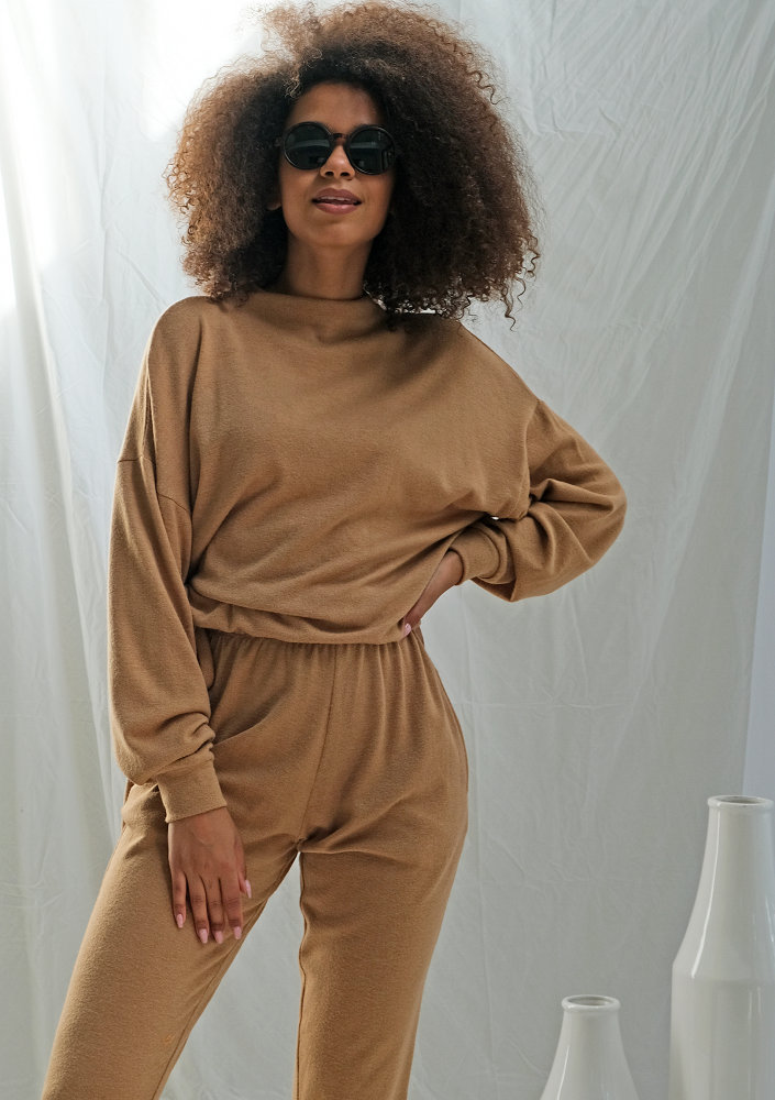 Miodowa bluza z dzianiny sweterkowej z półgolfem