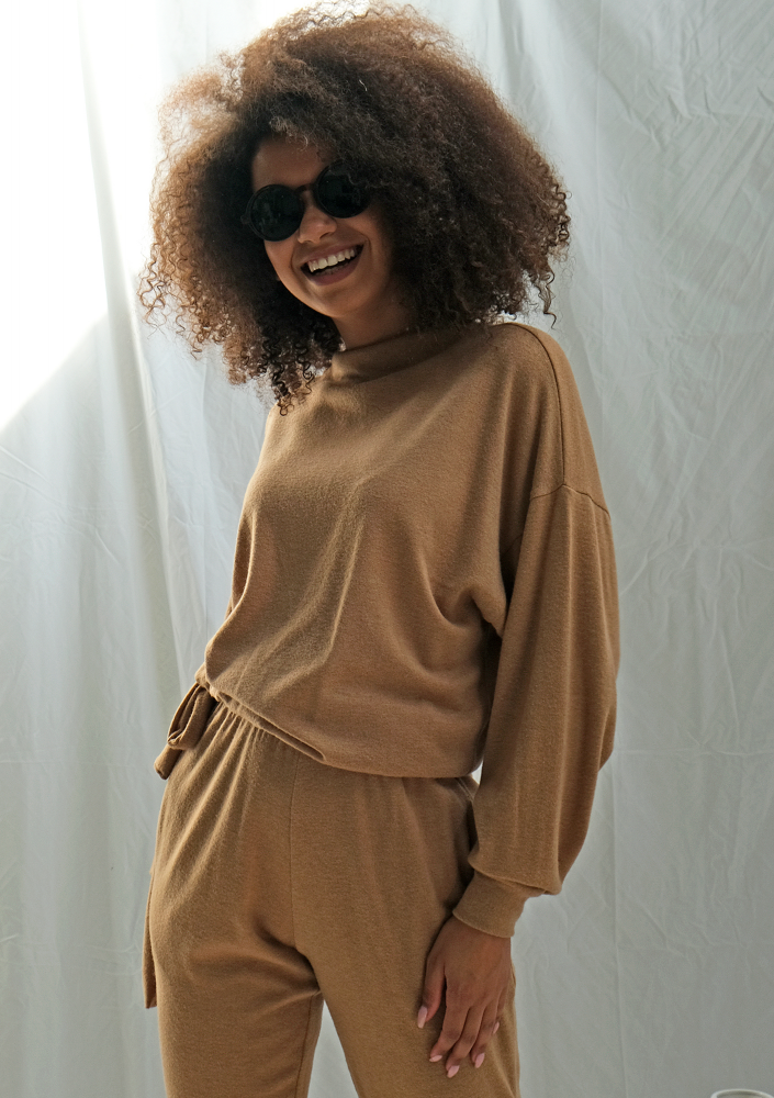 Miodowa bluza z dzianiny sweterkowej z półgolfem ILM