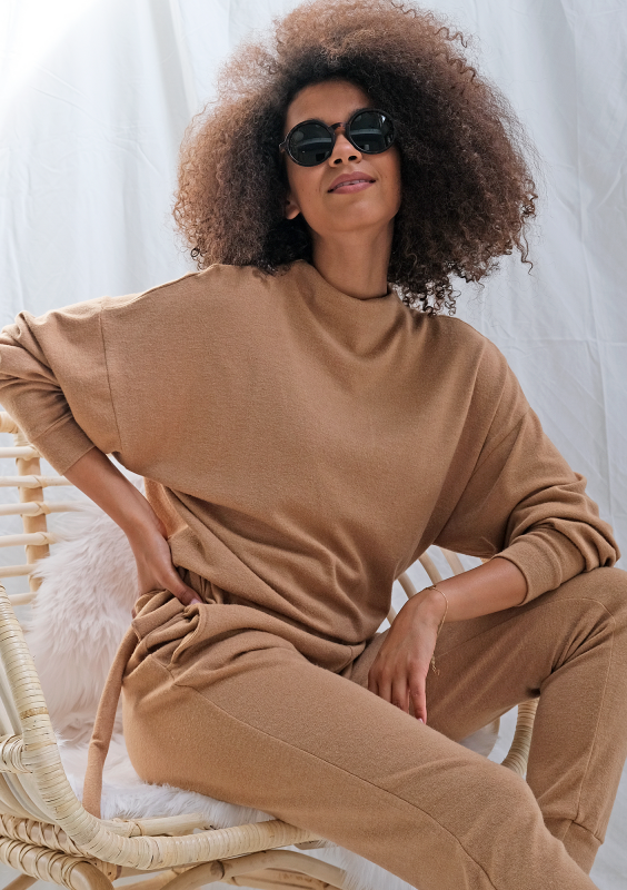 Miodowa bluza z dzianiny sweterkowej z półgolfem ILM