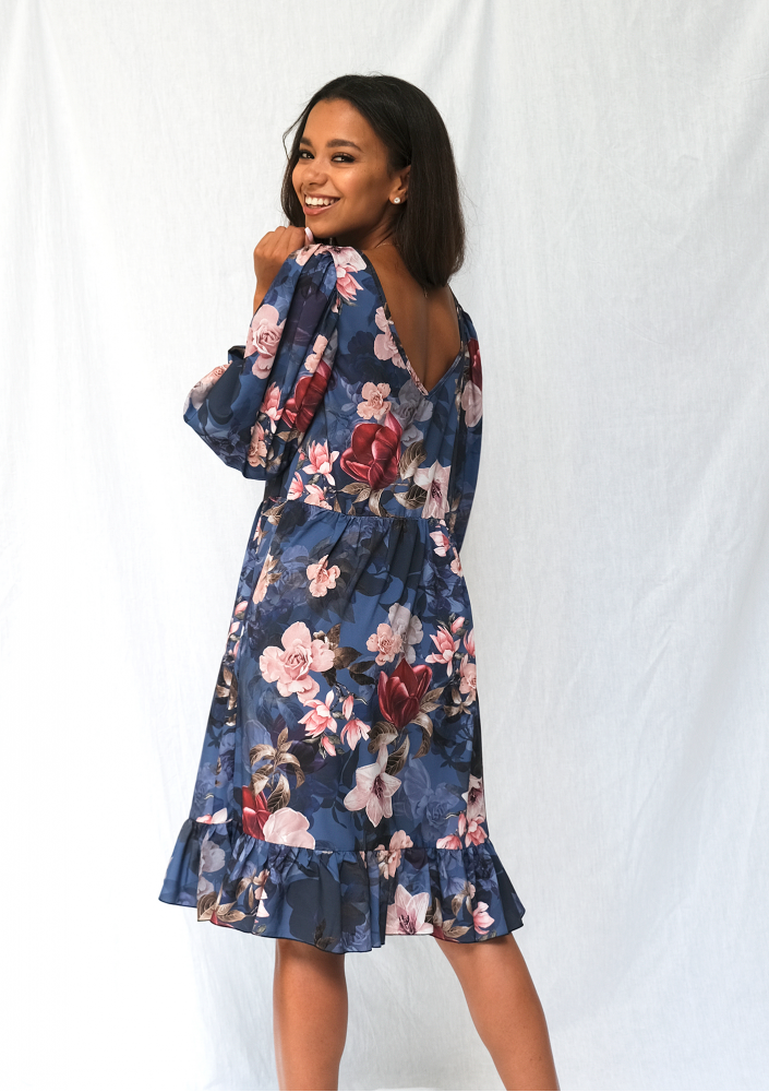 Jesienna sukienka z szerokim rękawem w kwiaty navy