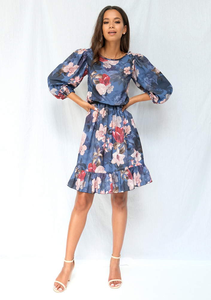 Jesienna sukienka z szerokim rękawem w kwiaty navy