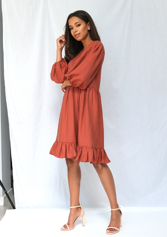 Jesienna sukienka z szerokim rękawem powder orange