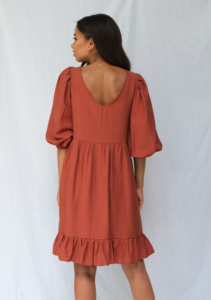 Jesienna sukienka z szerokim rękawem powder orange