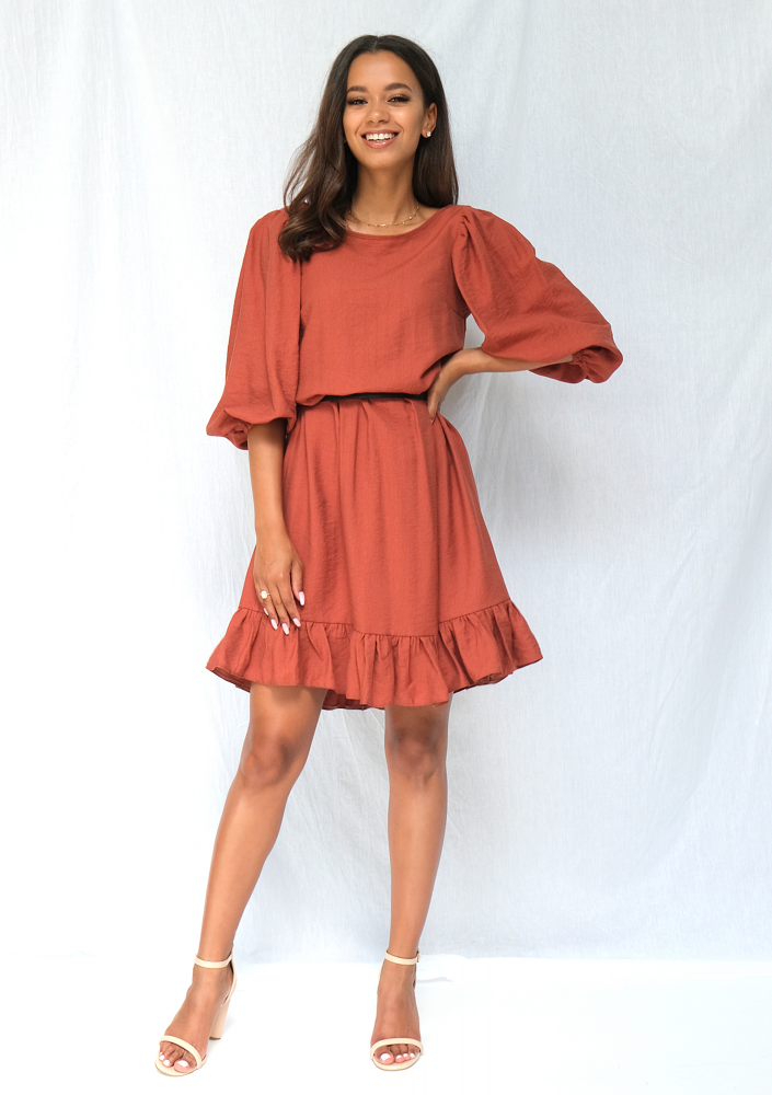 Jesienna sukienka z szerokim rękawem powder orange