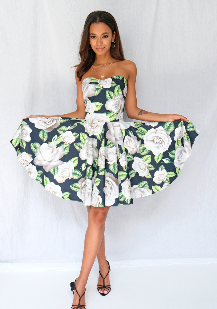 Gorsetowa sukienka w róze