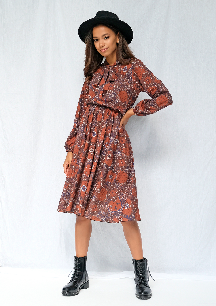 Sukienka midi brown print z wiązaniem