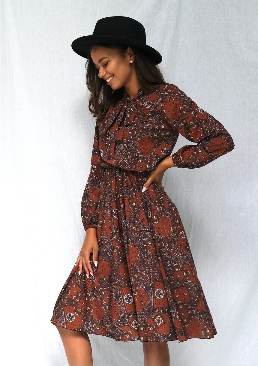Sienna - sukienka midi brown print z wiązaniem