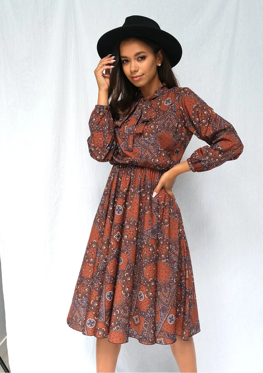 Sukienka midi brown print z wiązaniem