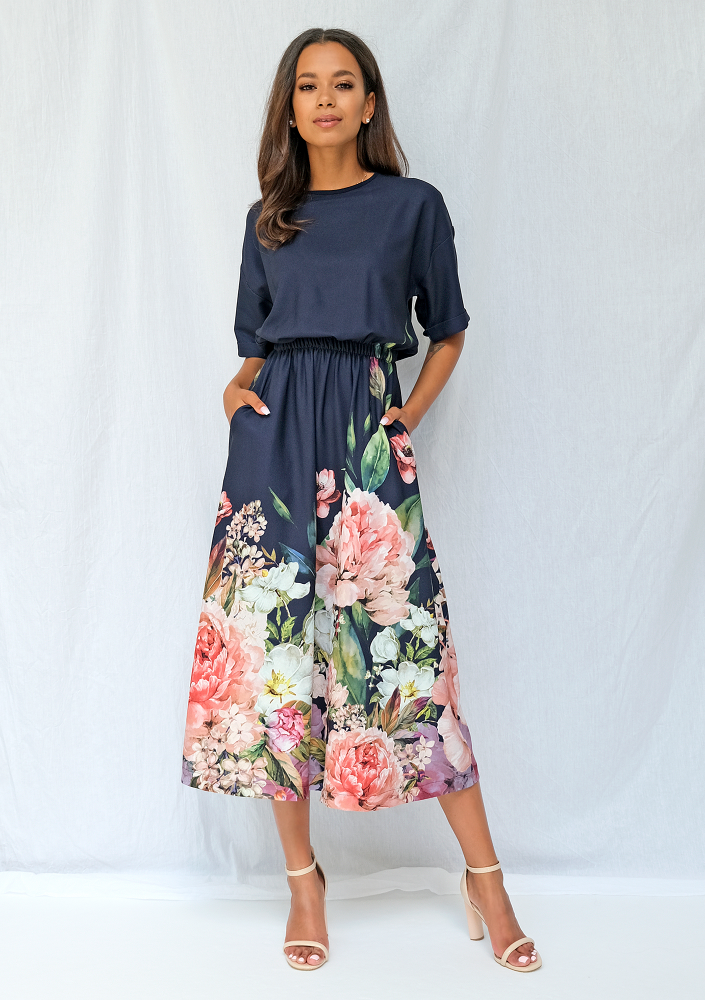 Sukienka midi z kwiatowym borderem granatowa