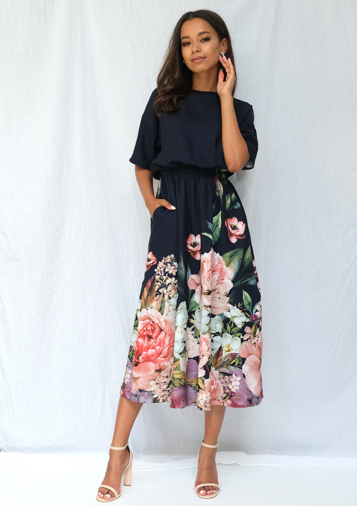 Sukienka midi z kwiatowym borderem granatowa