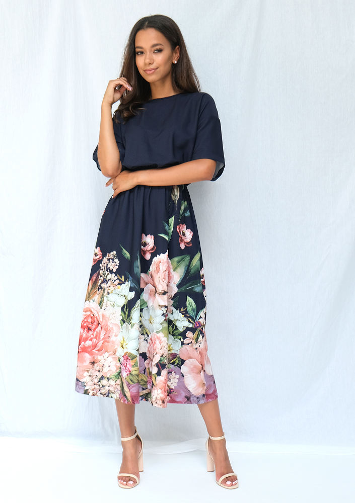 Sukienka midi z kwiatowym borderem granatowa
