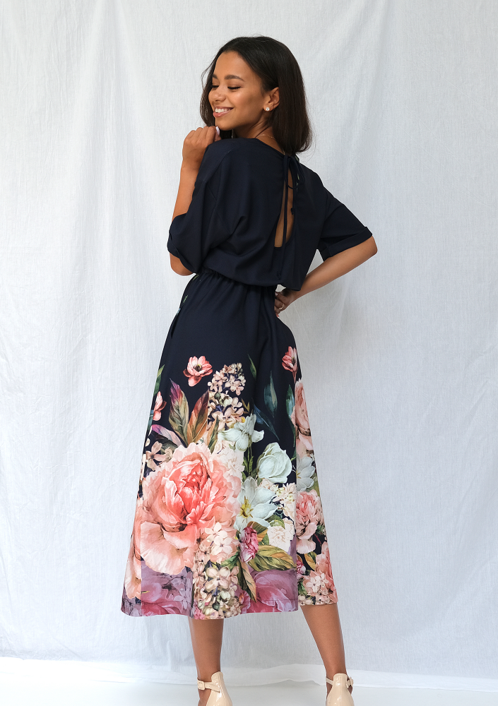 Sukienka midi z kwiatowym borderem granatowa