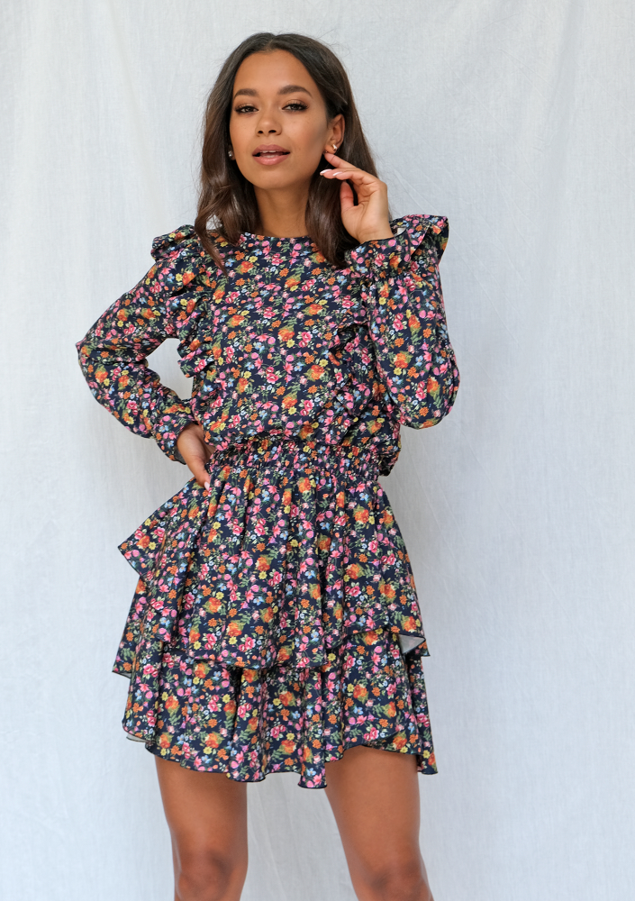 Sukienka w łączkę z falbankami