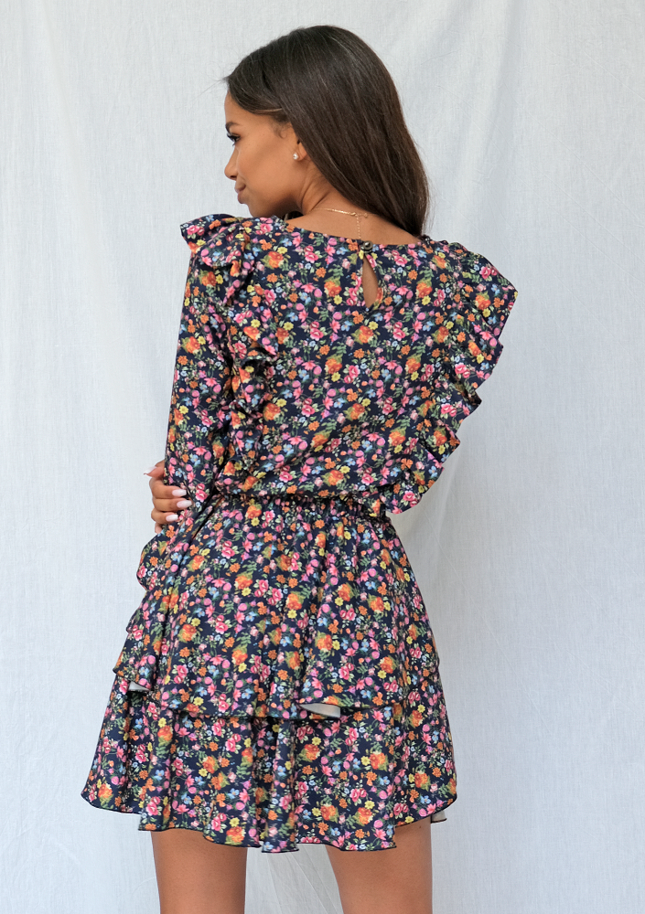 Sukienka w łączkę z falbankami