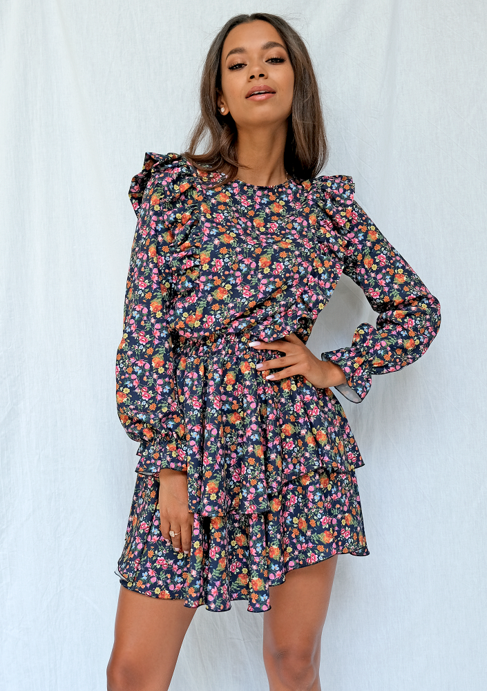 Sukienka w łączkę z falbankami