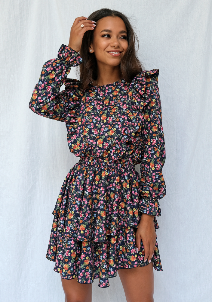 Sukienka w łączkę z falbankami