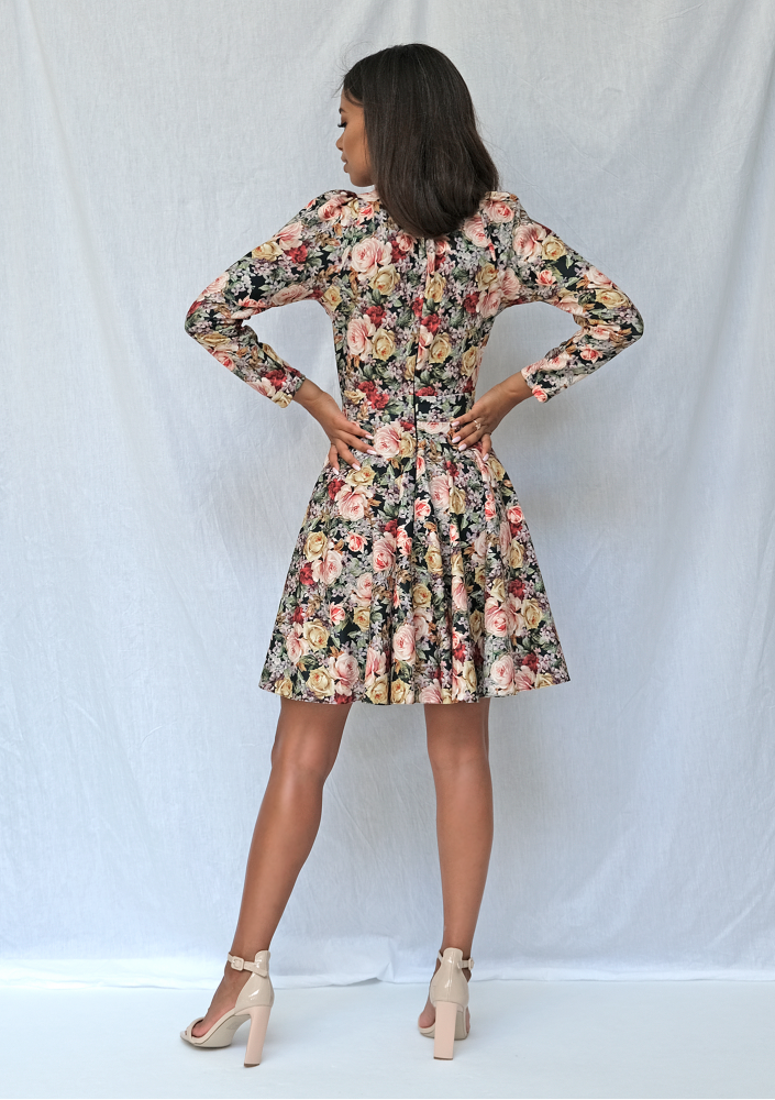 Kopertowa sukienka z bufką roses