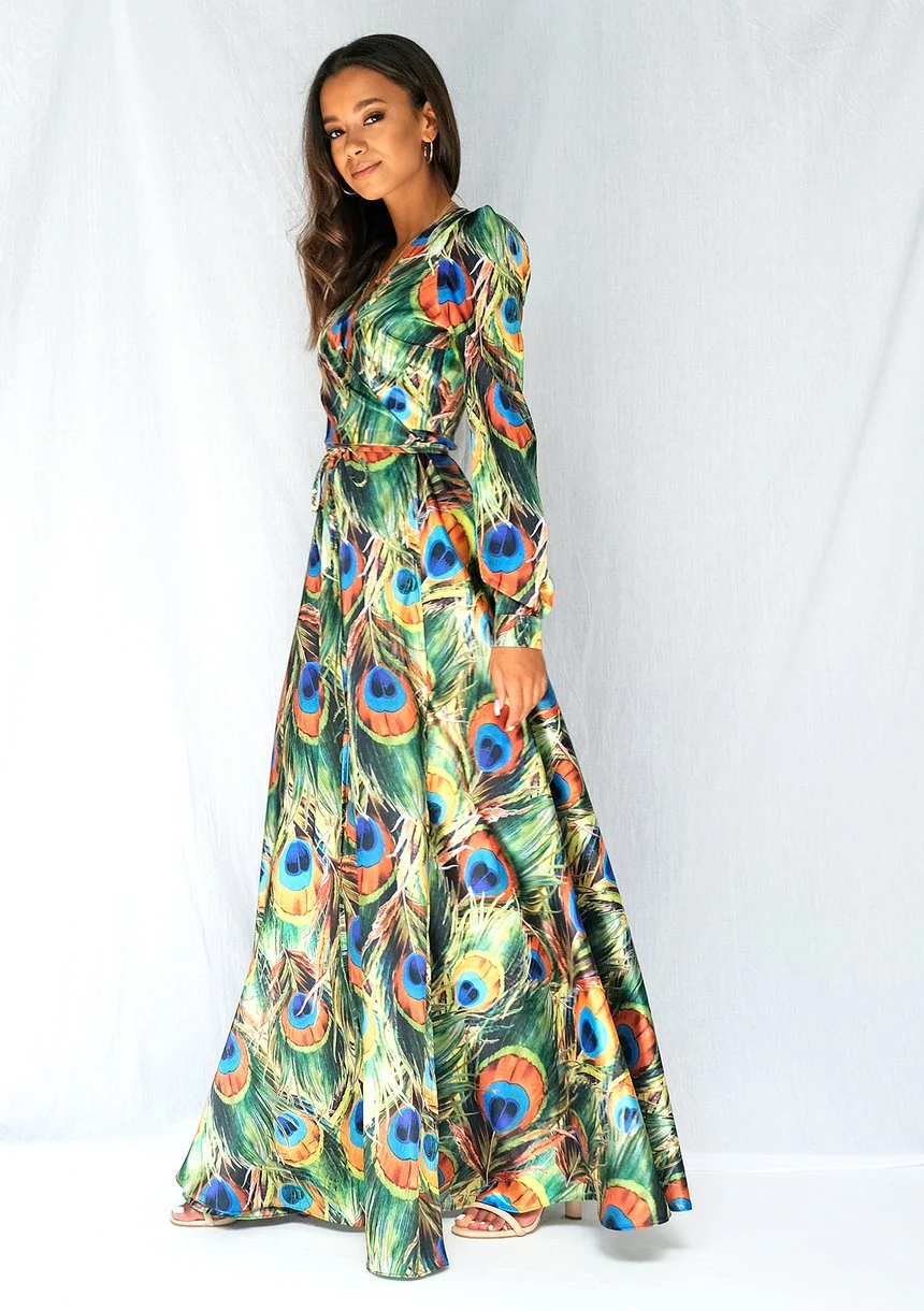 Kopertowa satynowa sukienka maxi w pawie pióra
