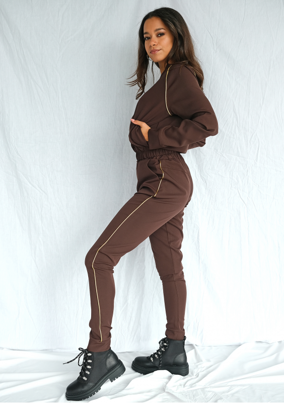 Czekoladowe spodnie ze złotym Lampasem