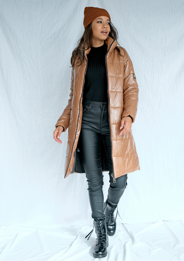 Pikowany płaszcz na stójce karmelowy