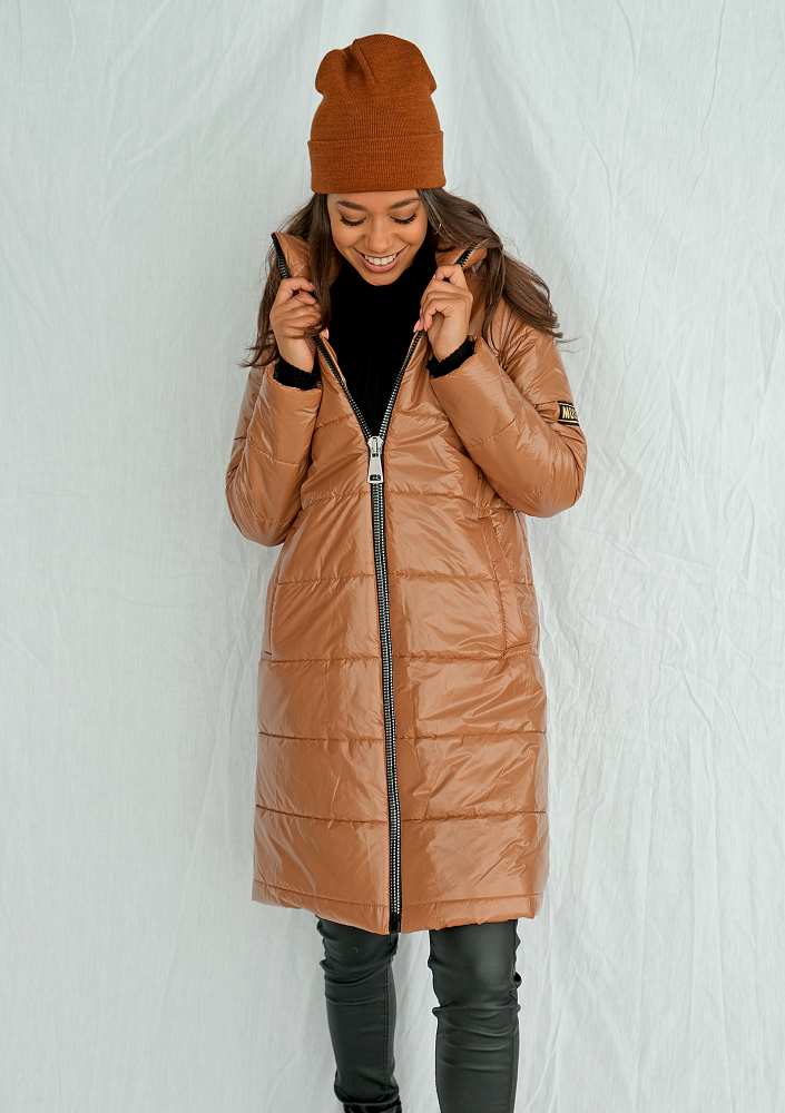 Pikowany płaszcz na stójce karmelowy