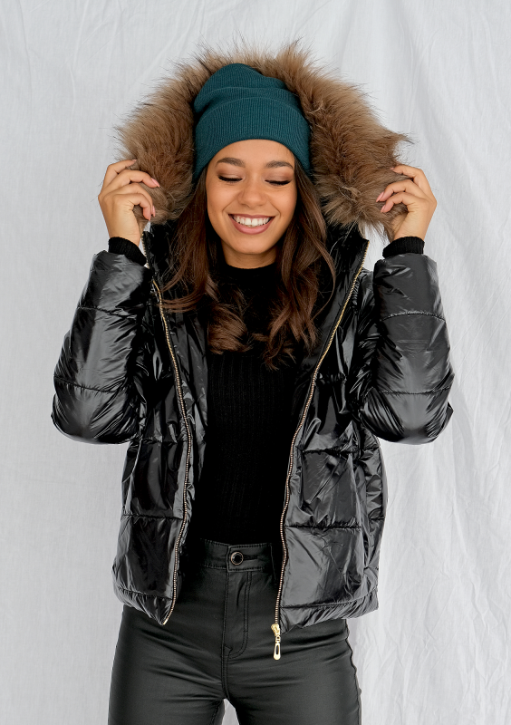 Kurtka pikowana ze sztucznym futrem czarna ILM