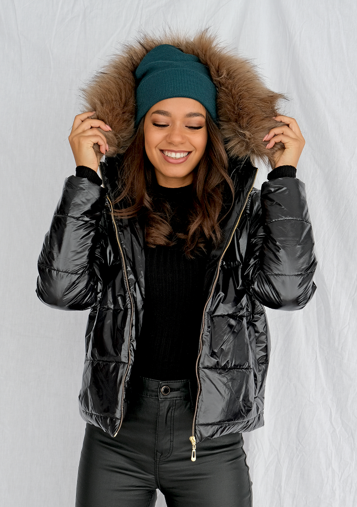 Kurtka pikowana ze sztucznym futrem czarna ILM