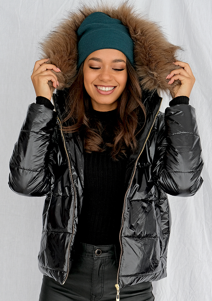 Kurtka pikowana ze sztucznym futrem czarna ILM