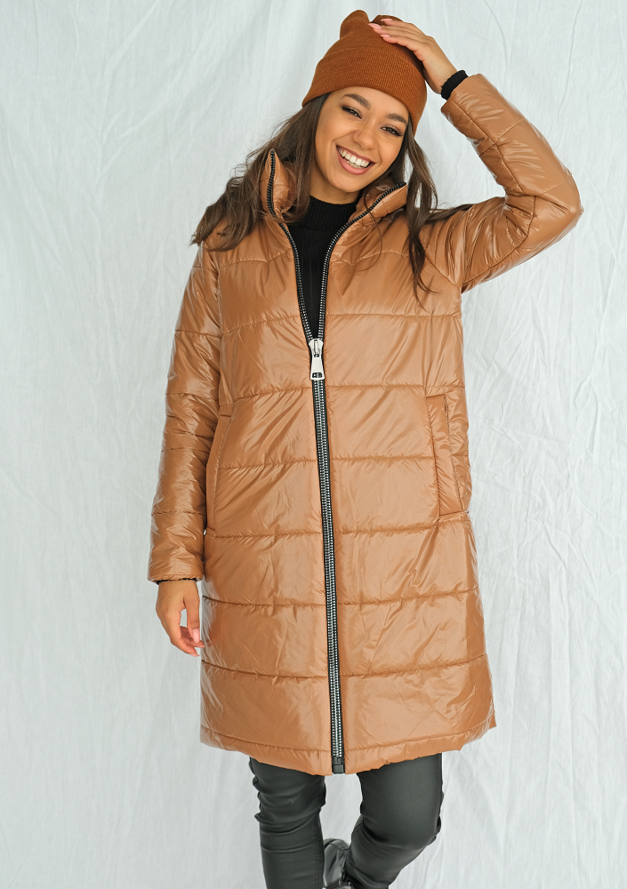 Pikowany płaszcz na stójce karmelowy