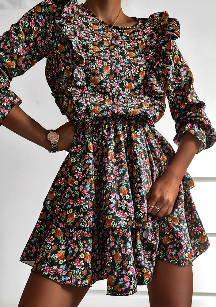 Sukienka w łączkę z falbankami