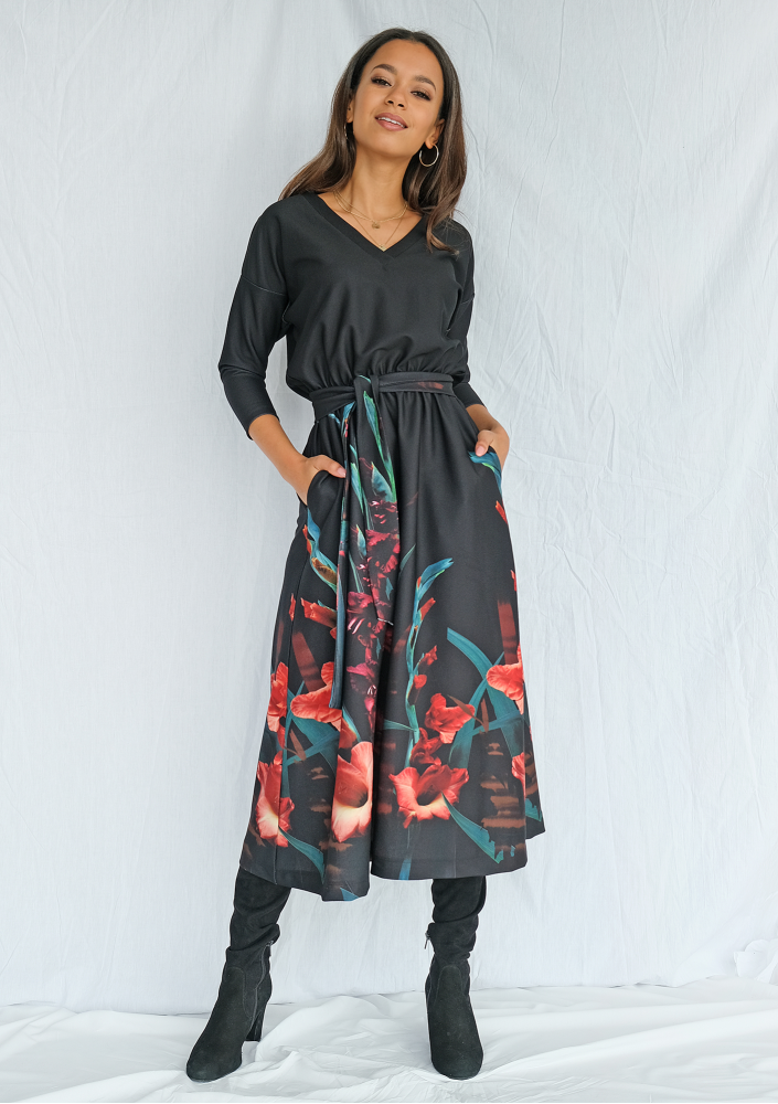 Sukienka z borderem w kwiaty Czarna