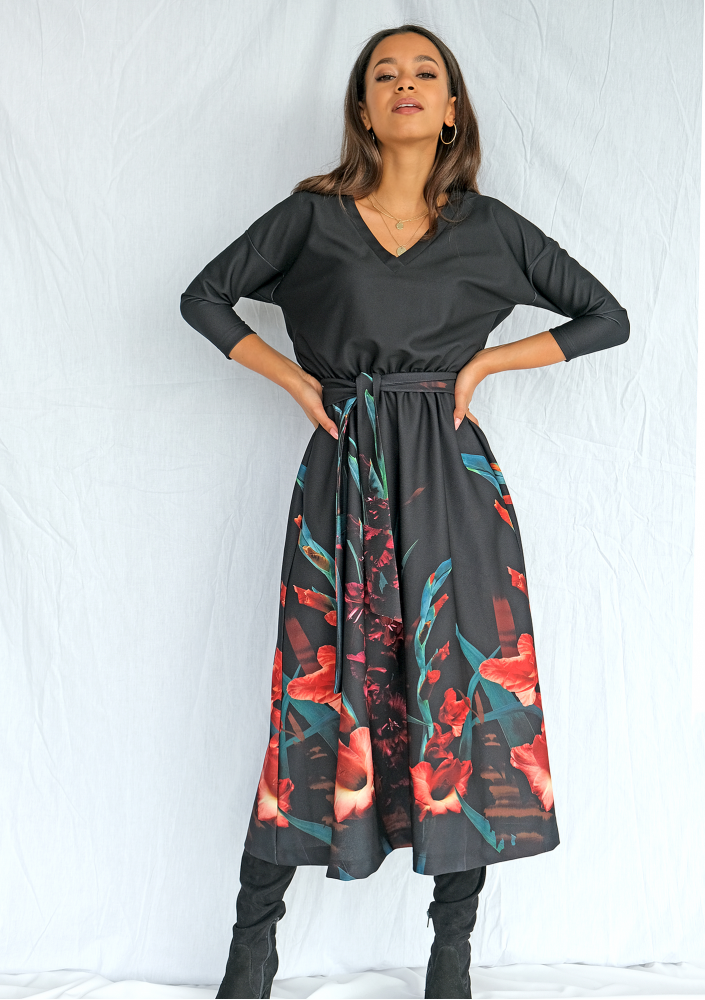 Sukienka z borderem w kwiaty Czarna